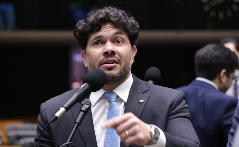 Deputado Acácio Favacho discursa no plenário