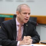 Comissão aprova uso obrigatório de fonte tamanho 14 em comunicações para idosos – Notícias