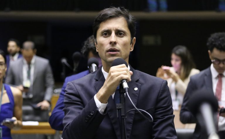Deputado Duarte Jr. (PSB-MA) fala no Plenário da Câmara dos Deputados