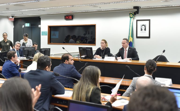 Deputados reunidos em uma sala