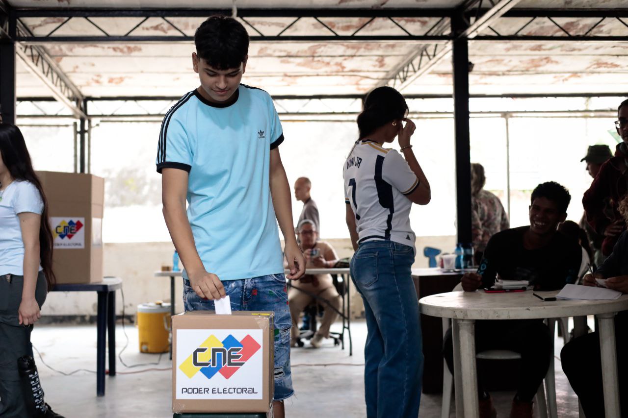 Eleitores também participaram da Consulta Popular da Juventude que escolhei projetos para as comunas venezuelanas
