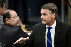 Defesa de Bolsonaro nega risco de fuga e pede prisão domiciliar – CartaCapital