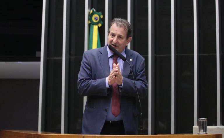 Deputado Nilto Tatto fala ao microfone