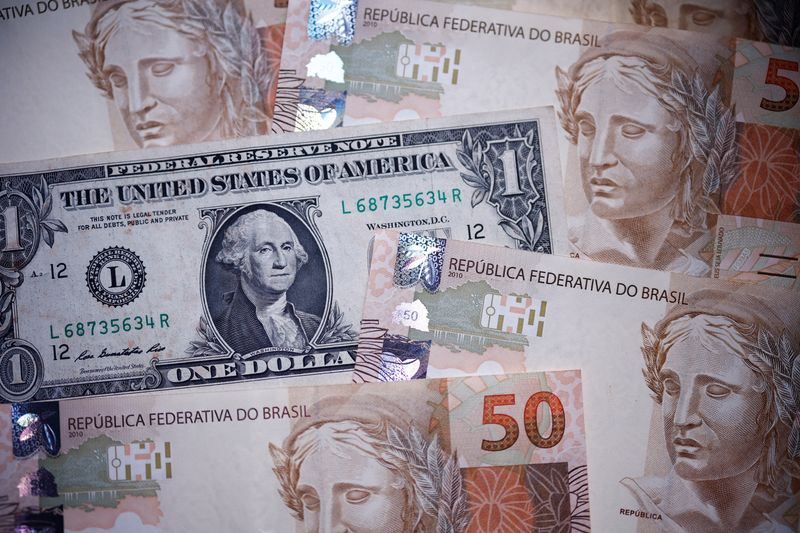 Dólar à vista fecha em baixa de 0,01%, a R$5,2976 na venda