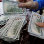 Dólar acompanha exterior e fecha em baixa ante o real