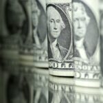 Dólar fecha dia estável, mas encerra mês com avanço de mais de 1%