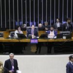 Governo aprova novas taxas e aumenta gastos públicos