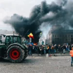Agricultores bloqueiam ruas em Bruxelas em protesto contra acordo UE-Mercosul