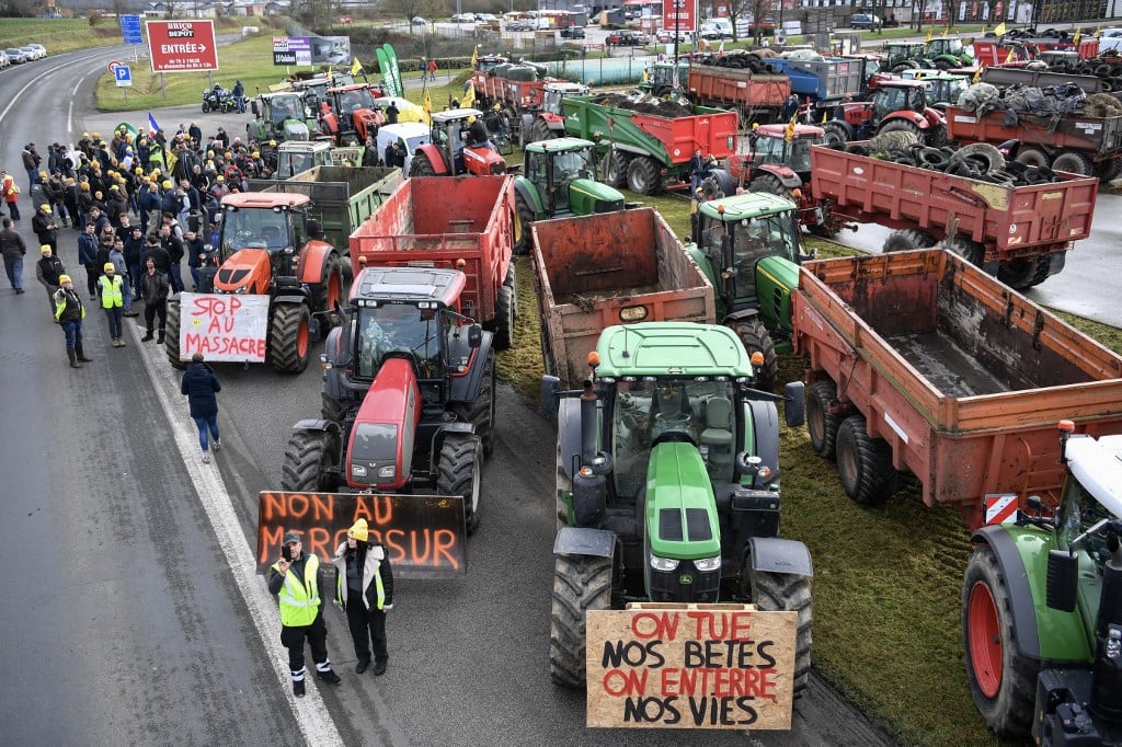 Agricultores mantêm protestos na França mesmo após adiamento do acordo UE-Mercosul – CartaCapital