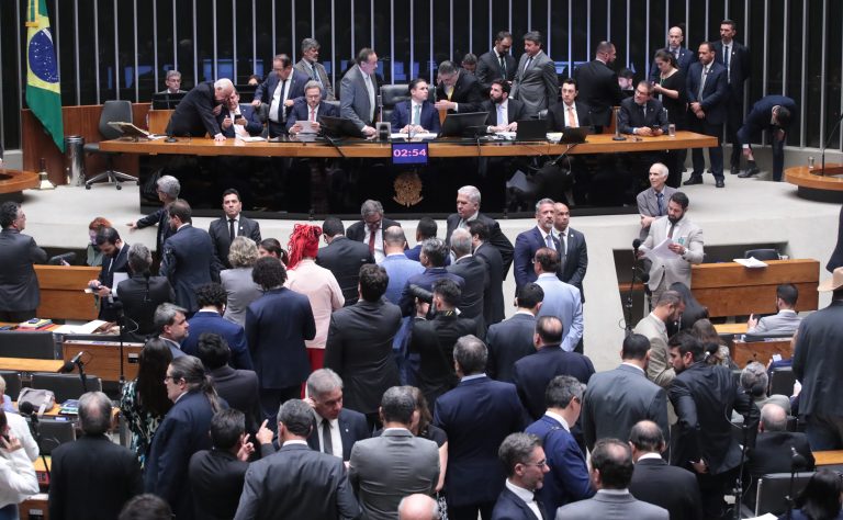 Discussão e votação de propostas legislativas.