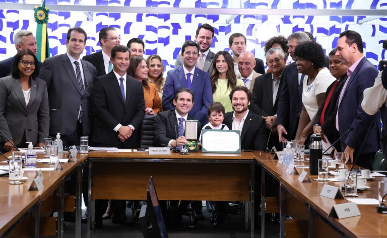 Entrega da Medalha Mérito Legislativo ao Guilherme Gandra Moura.
