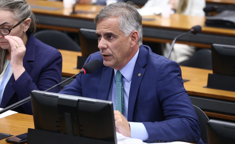 Deputado Leur Lomanto Júnior (União-BA) fala em comissão da Câmara dos Deputados