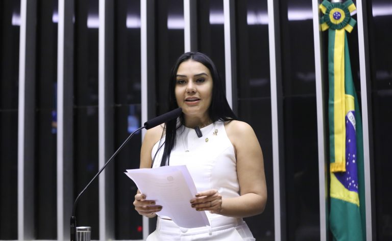 Deputada Dayany Bittencourt (União-CE) fala no Plenário da Câmara dos Deputados