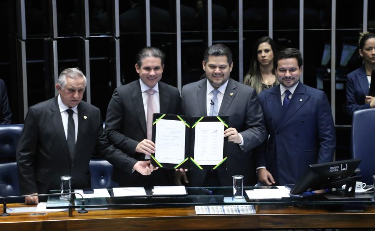 Congresso promulga emenda constitucional que permite a professor acumular outro cargo público - Notícias
