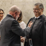 Dino freia acordão das emendas e reacende crise com Congresso