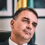 Dólar fecha em R$ 5,43 e Bolsa despenca 4% com apoio de Bolsonaro a Flávio em 2026