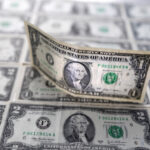 Dólar fecha estável após leilões do BC, mas sobe 2,18% na semana