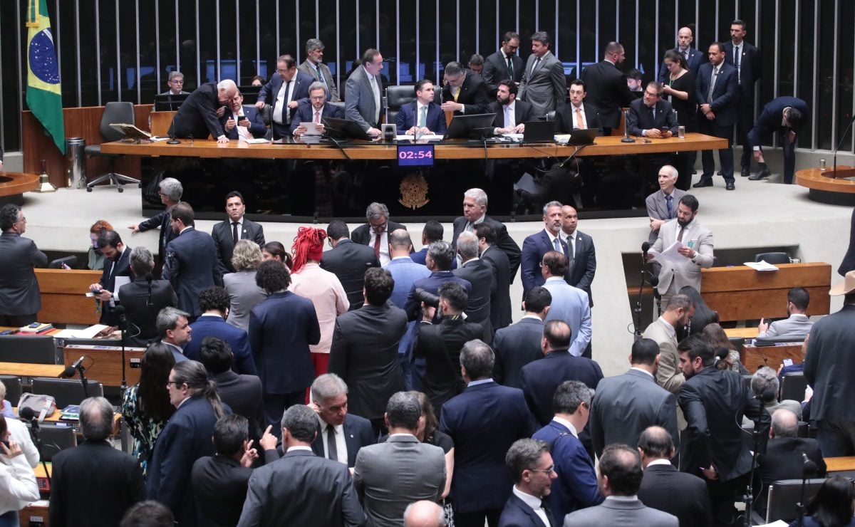 Em votação durante a madrugada, Câmara aprova projeto para reduzir a pena de Bolsonaro – CartaCapital