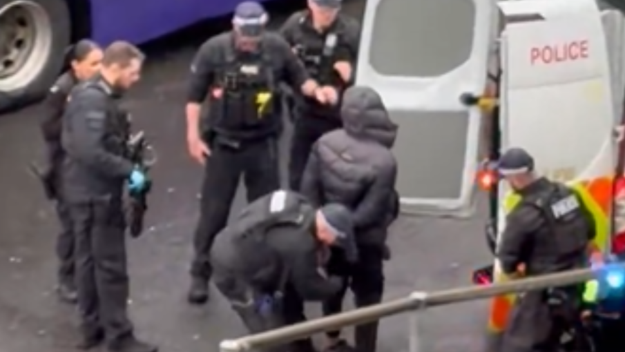 Homem é preso após ataque com gás de pimenta em aeroporto de Londres – CartaCapital