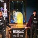 Polícia detém 4 por lançar alimentos contra vitrine que protege joias da coroa britânica – CartaCapital