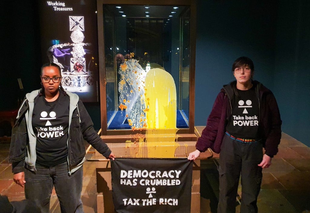 Polícia detém 4 por lançar alimentos contra vitrine que protege joias da coroa britânica – CartaCapital