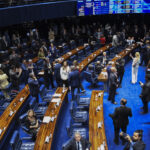 Senado aprova projeto que reduz benefício fiscal e aumenta taxas