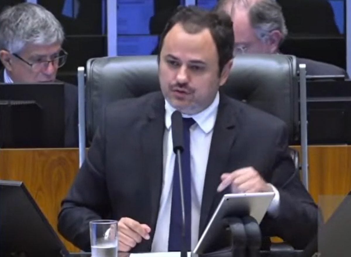 Sob risco de cassação, Glauber Braga ocupa cadeira de Motta na Câmara e é removido à força por policiais – CartaCapital