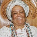 Mãe Carmen recebe reverências como “guerreira” da mudança e acolhedora