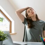 4 alongamentos para fazer no trabalho – CartaCapital