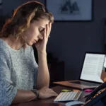 Afastamentos por burnout disparam e gastos com auxílios pressionam Previdência