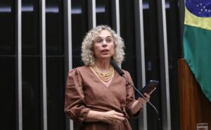 Deputada Ana Paula Lima fala ao microfone