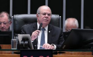 Deputado Hildo Rocha fala ao microfone