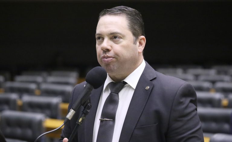 Deputado Rodolfo Nogueira fala ao microfone