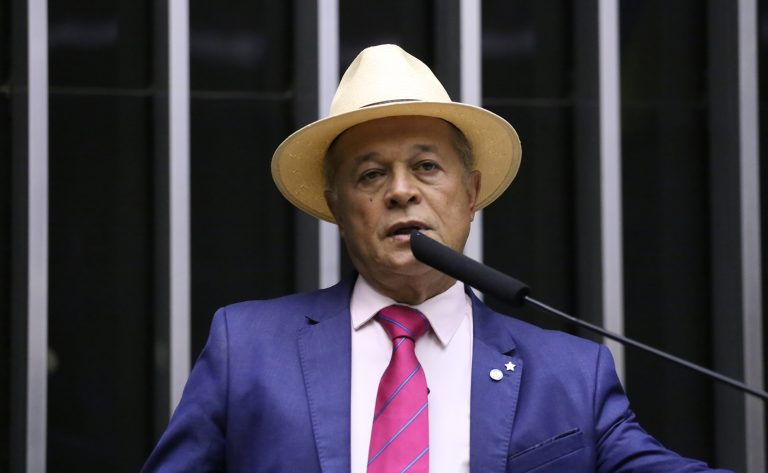 Deputado Joseildo Ramos fala ao microfone