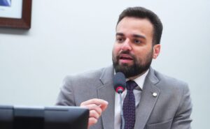 Deputado Caio Vianna fala ao microfone