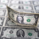 Dólar cai abaixo dos R$5,30 com fluxo para a bolsa e alívio das tensões externas