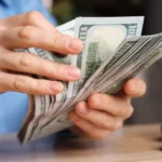 Dólar fecha em alta e Bolsa recua com investigação contra Powell em foco