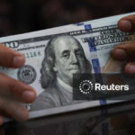 Dólar tem alta leve no Brasil com sinais mistos no exterior