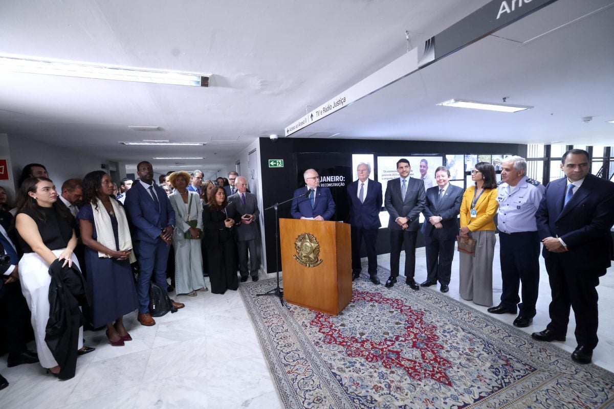 Em evento do 8 de Janeiro, Fachin diz que democracia está em crise e enaltece atuação de Moraes – CartaCapital