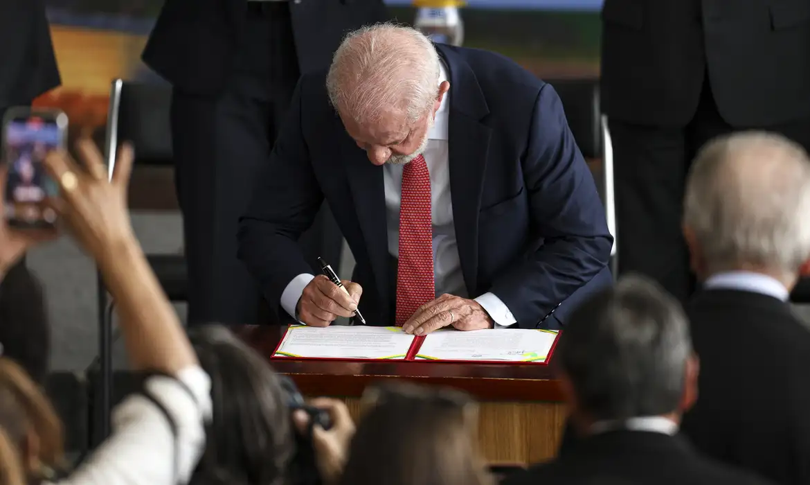 Lula veta projeto que reduz penas de condenados por tentativa de golpe de Estado - Notícias