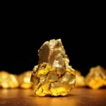 Ouro fecha em alta e se aproxima de US$ 5 mil; prata renova recorde acima dos US$ 100