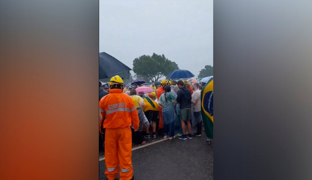 Raio atinge área onde bolsonaristas aguardavam a caminhada de Nikolas em Brasília – CartaCapital
