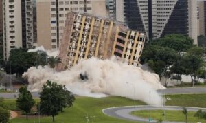 Tradicional hotel de luxo é implodido no centro de Brasília – CartaCapital