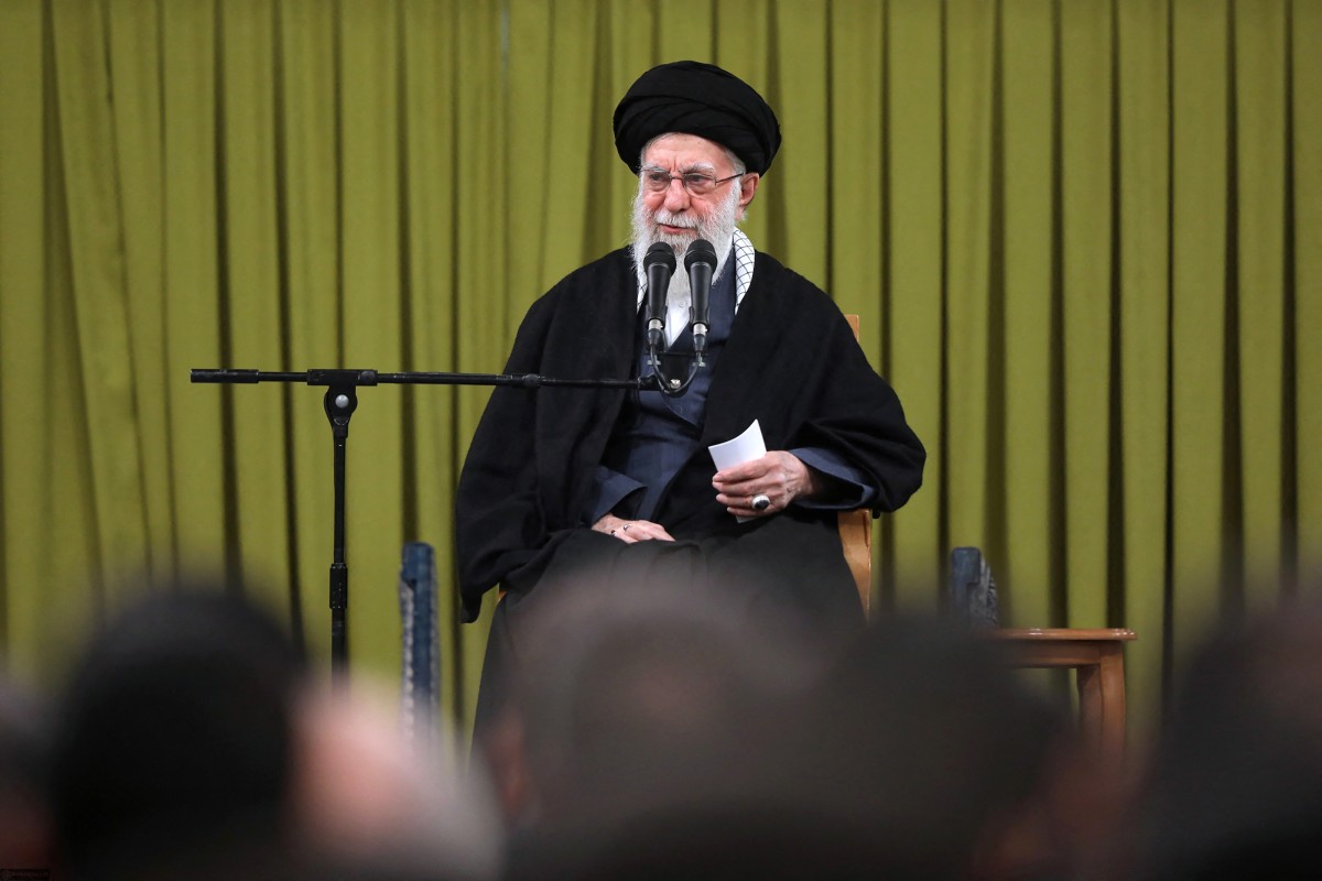 Líder Supremo do Irã, aiatolá Ali Khamenei, discursa durante uma reunião em Teerã, em 1º de fevereiro de 2026, às vésperas do 47º aniversário da Revolução Islâmica de 1979