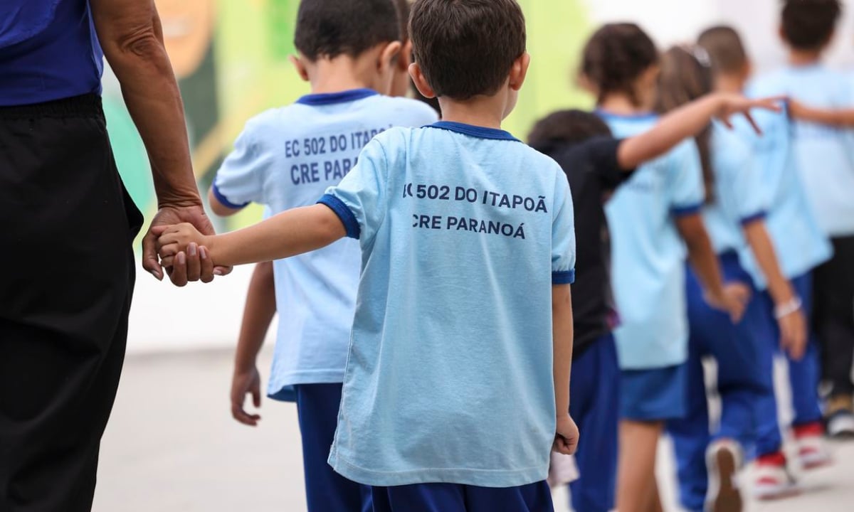 Alunos de escola no DF são 'punidos' com flexão e PMs são afastados – CartaCapital