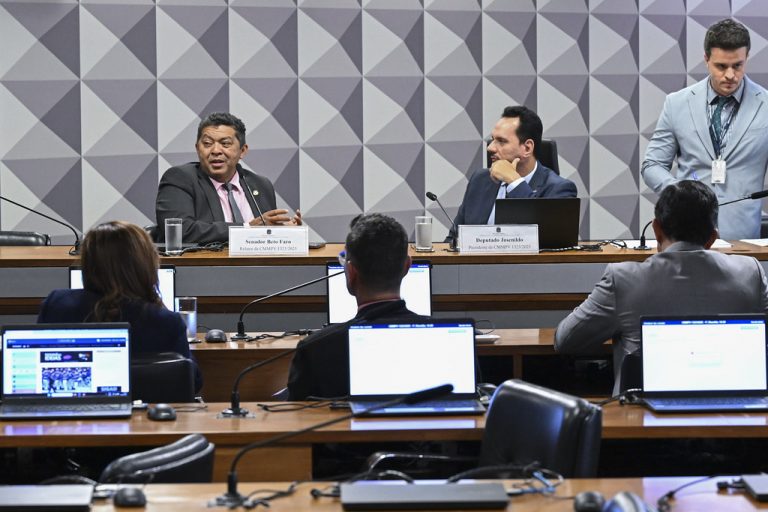 Cadastro no seguro para pescadores recebe críticas de deputados - Notícias