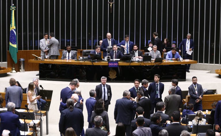 Discussão e votação de propostas legislativas.