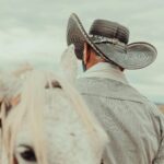 Chapéu na roça não terá que ser trocado por capacete; veja o que diz a lei