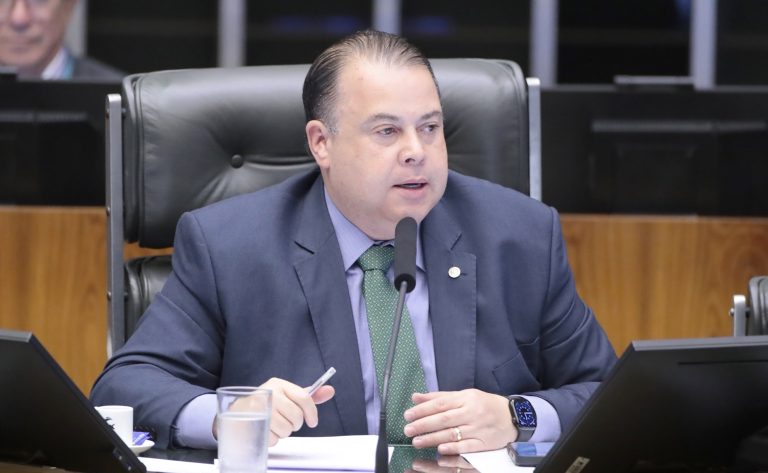 Deputado Júlio César Ribeiro (Republicanos-DF) no Plenário da Câmara dos Deputados