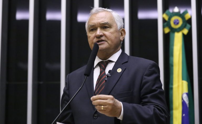 Deputado General Girão fala ao microfone. Ele é um homem claro, com cabelo branco e usa terno escuro e camisa branca